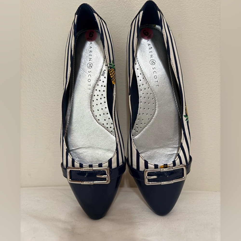 Karen Scott Navy & White flat with pineapple print in size 9